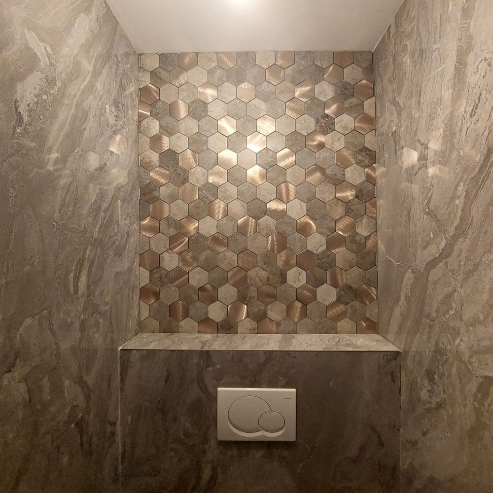 Bruin gouden mozaïek plaktegels zelfklevend tegels op de wand in een toilet 