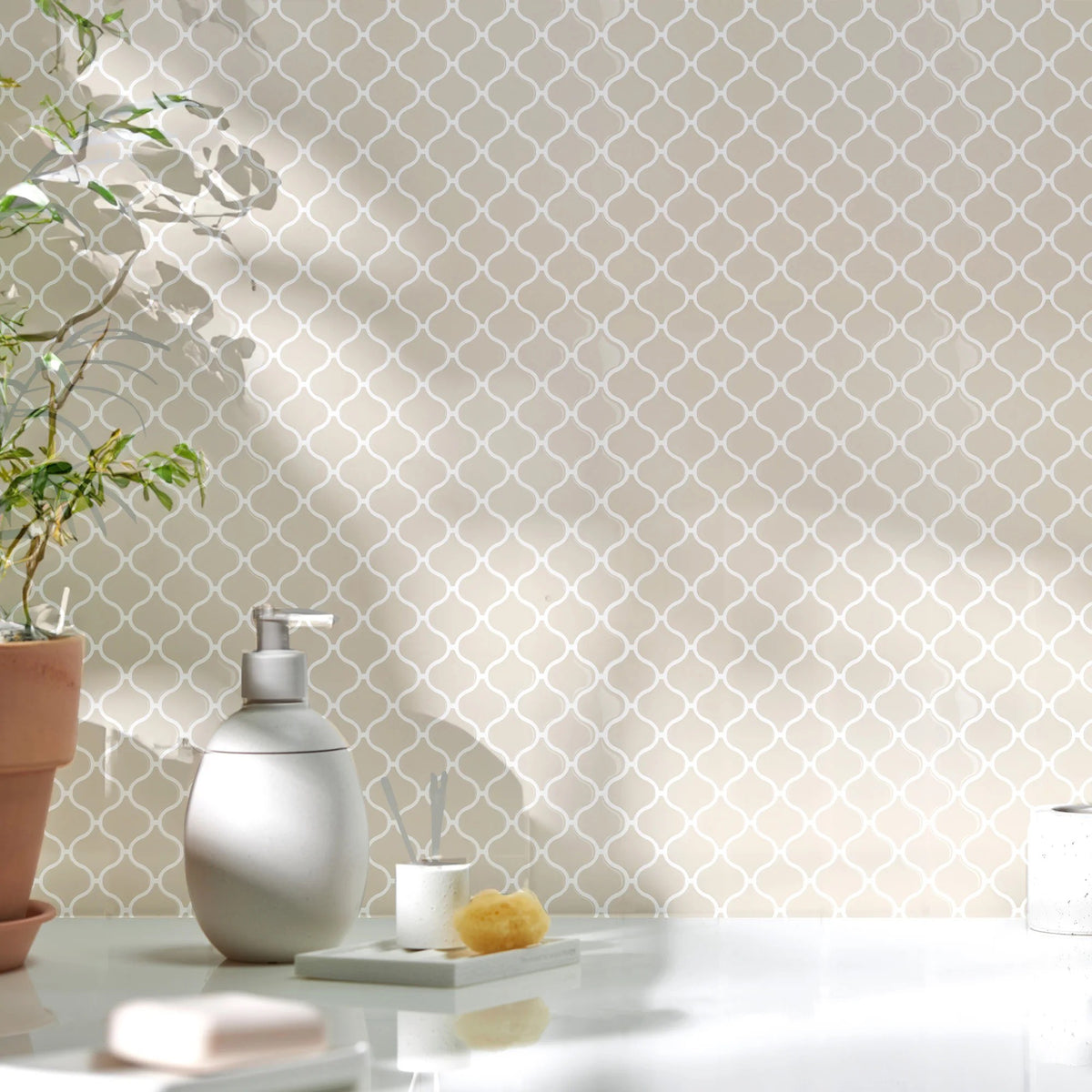 Beige plaktegels in een badkamer