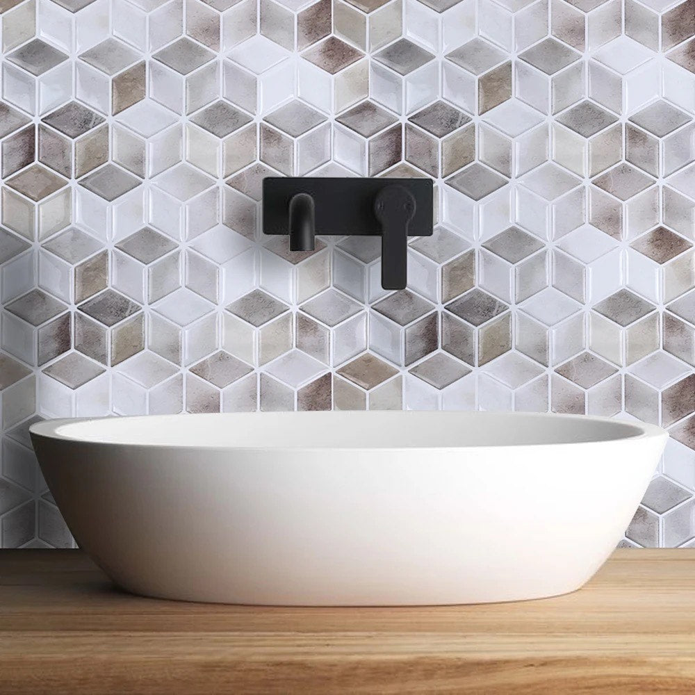 plaktegels in een badkamer op de wand